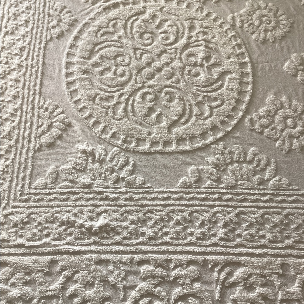 Elegant Vintage Textured Chenille Bedspread. (QUEEN SIZE)